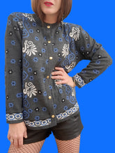 Charger l'image dans la galerie, Cardigan vintage Anouchka - Gris à fleurs bleues & blanches. Taille L, 40, 42. Cality Styl. Made in France.