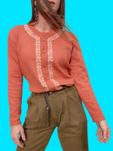 Charger l'image dans la galerie, Gilet vintage Vic - Galon floral à perles. Laine orange. Taille L, 40, 42