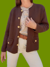 Charger l'image dans la galerie, Cardigan vintage Marcia - En maille marron et boutons dorés. Taille L, 40,42