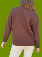 Charger l'image dans la galerie, Cardigan vintage Marcia - En maille marron et boutons dorés. Taille L, 40,42