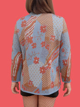 Charger l'image dans la galerie, Cardigan vintage Lisette - Imprimé Japonisant bleu et rouille. Taille M, 38, 40.