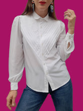 Charger l'image dans la galerie, Chemisier vintage Mathilde - Plastron plissé en V. Taille S, 36, 38. Franck et Fils Paris.