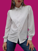 Charger l'image dans la galerie, Chemisier vintage Mathilde - Plastron plissé en V. Taille S, 36, 38. Franck et Fils Paris.