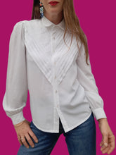 Charger l'image dans la galerie, Chemisier vintage Mathilde - Plastron plissé en V. Taille S, 36, 38. Franck et Fils Paris.
