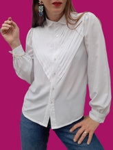 Charger l'image dans la galerie, Chemisier vintage Mathilde - Plastron plissé en V. Taille S, 36, 38. Franck et Fils Paris.