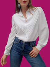 Charger l'image dans la galerie, Chemisier vintage Mathilde - Plastron plissé en V. Taille S, 36, 38. Franck et Fils Paris.