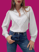 Charger l'image dans la galerie, Chemisier vintage Mathilde - Plastron plissé en V. Taille S, 36, 38. Franck et Fils Paris.