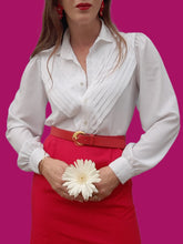 Charger l'image dans la galerie, Chemisier vintage Mathilde - Plastron plissé en V. Taille S, 36, 38. Franck et Fils Paris.