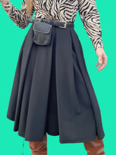 Charger l'image dans la galerie, Jupe-Culotte vintage Lisa - Plissée fluide noire. Toute boutonnée sur le côté. Taille S, 36, 38. Saint Clair Paris. Made in France