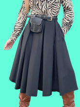 Charger l'image dans la galerie, Jupe-Culotte vintage Lisa - Plissée fluide noire. Toute boutonnée sur le côté. Taille S, 36, 38. Saint Clair Paris. Made in France