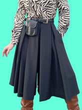 Charger l'image dans la galerie, Jupe-Culotte vintage Lisa - Plissée fluide noire. Toute boutonnée sur le côté. Taille S, 36, 38. Saint Clair Paris. Made in France