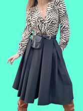 Charger l'image dans la galerie, Jupe-Culotte vintage Lisa - Plissée fluide noire. Toute boutonnée sur le côté. Taille S, 36, 38. Saint Clair Paris. Made in France