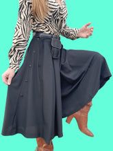 Charger l'image dans la galerie, Jupe-Culotte vintage Lisa - Plissée fluide noire. Toute boutonnée sur le côté. Taille S, 36, 38. Saint Clair Paris. Made in France