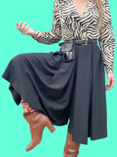 Charger l'image dans la galerie, Jupe-Culotte vintage Lisa - Plissée fluide noire. Toute boutonnée sur le côté. Taille S, 36, 38. Saint Clair Paris. Made in France