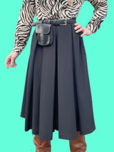 Charger l'image dans la galerie, Jupe-Culotte vintage Lisa - Plissée fluide noire. Toute boutonnée sur le côté. Taille S, 36, 38. Saint Clair Paris. Made in France