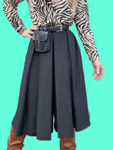 Charger l'image dans la galerie, Jupe-Culotte vintage Lisa - Plissée fluide noire. Toute boutonnée sur le côté. Taille S, 36, 38. Saint Clair Paris. Made in France