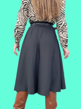 Charger l'image dans la galerie, Jupe-Culotte vintage Lisa - Plissée fluide noire. Toute boutonnée sur le côté. Taille S, 36, 38. Saint Clair Paris. Made in France