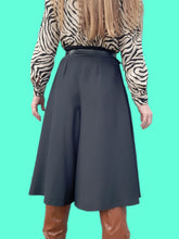 Charger l'image dans la galerie, Jupe-Culotte vintage Lisa - Plissée fluide noire. Toute boutonnée sur le côté. Taille S, 36, 38. Saint Clair Paris. Made in France