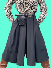 Charger l'image dans la galerie, Jupe-Culotte vintage Lisa - Plissée fluide noire. Toute boutonnée sur le côté. Taille S, 36, 38. Saint Clair Paris. Made in France