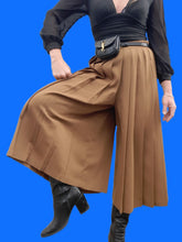 Charger l'image dans la galerie, Jupe-Culotte vintage Prisca - Plissée marron. Taille L, 40, 42. Coïncidence. Made in France.