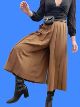 Charger l'image dans la galerie, Jupe-Culotte vintage Prisca - Plissée marron. Taille L, 40, 42. Coïncidence. Made in France.