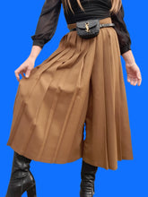 Charger l'image dans la galerie, Jupe-Culotte vintage Prisca - Plissée marron. Taille L, 40, 42. Coïncidence. Made in France.