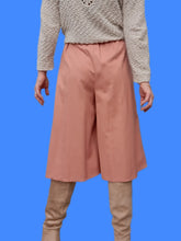 Charger l'image dans la galerie, Jupe-Culotte vintage Suzon - Plissée et boutonnée devant. Rose poudré. Taille S, 36, 38. Made in France.