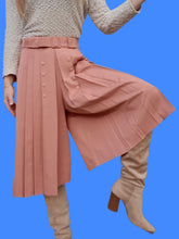 Charger l'image dans la galerie, Jupe-Culotte vintage Suzon - Plissée et boutonnée devant. Rose poudré. Taille S, 36, 38. Made in France.