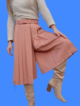 Charger l'image dans la galerie, Jupe-Culotte vintage Suzon - Plissée et boutonnée devant. Rose poudré. Taille S, 36, 38. Made in France.