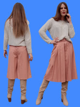 Charger l'image dans la galerie, Jupe-Culotte vintage Suzon - Plissée et boutonnée devant. Rose poudré. Taille S, 36, 38. Made in France.