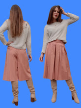 Charger l'image dans la galerie, Jupe-Culotte vintage Suzon - Plissée et boutonnée devant. Rose poudré. Taille S, 36, 38. Made in France.