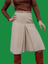 Charger l'image dans la galerie, Jupe-Culotte vintage Amandine - Coupe droite. Beige à détails fantaisie à la taille. Taille S, 36, 38.
