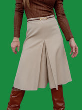 Charger l'image dans la galerie, Jupe-Culotte vintage Amandine - Coupe droite. Beige à détails fantaisie à la taille. Taille S, 36, 38.