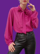 Charger l'image dans la galerie, Blouse "Seconde" Claudine - Col lavallière. Raspberry moucheté. Taille L, 40, 42. Miss Mary