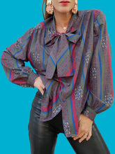 Charger l'image dans la galerie, Chemisier vintage Victoria - Col Lavallière et rayures fleuries. Taille XXXL, 44, 46. Made in France.