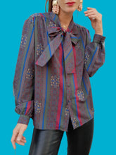 Charger l'image dans la galerie, Chemisier vintage Victoria - Col Lavallière et rayures fleuries. Taille XXXL, 44, 46. Made in France.