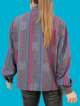 Charger l'image dans la galerie, Chemisier vintage Victoria - Col Lavallière et rayures fleuries. Taille XXXL, 44, 46. Made in France.