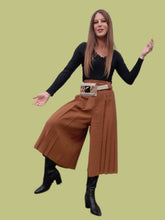 Charger l'image dans la galerie, Jupe-Culotte vintage Sophie - Plissée sur les côtés. Marron. Taille S, 36, 38.