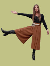 Charger l'image dans la galerie, Jupe-Culotte vintage Sophie - Plissée sur les côtés. Marron. Taille S, 36, 38.