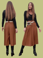 Charger l'image dans la galerie, Jupe-Culotte vintage Sophie - Plissée sur les côtés. Marron. Taille S, 36, 38.