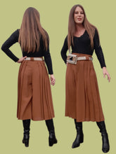 Charger l'image dans la galerie, Jupe-Culotte vintage Sophie - Plissée sur les côtés. Marron. Taille S, 36, 38.