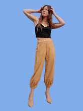 Charger l'image dans la galerie, Pantalon vintage Alicia - Style sarouel. Chamois. Taille S, 36, 38. Emanuel Ungaro. Made in Italy