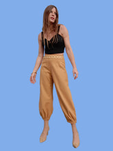 Charger l'image dans la galerie, Pantalon vintage Alicia - Style sarouel. Chamois. Taille S, 36, 38. Emanuel Ungaro. Made in Italy