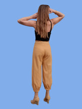 Charger l'image dans la galerie, Pantalon vintage Alicia - Style sarouel. Chamois. Taille S, 36, 38. Emanuel Ungaro. Made in Italy