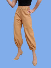 Charger l'image dans la galerie, Pantalon vintage Alicia - Style sarouel. Chamois. Taille S, 36, 38. Emanuel Ungaro. Made in Italy