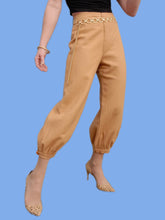 Charger l'image dans la galerie, Pantalon vintage Alicia - Style sarouel. Chamois. Taille S, 36, 38. Emanuel Ungaro. Made in Italy