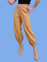 Charger l'image dans la galerie, Pantalon vintage Alicia - Style sarouel. Chamois. Taille S, 36, 38. Emanuel Ungaro. Made in Italy