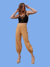 Charger l'image dans la galerie, Pantalon vintage Alicia - Style sarouel. Chamois. Taille S, 36, 38. Emanuel Ungaro. Made in Italy
