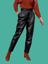 Charger l'image dans la galerie, Pantalon vintage Gwénaëlle - Cuir noir taille haute plissée en V. Taille M, 38, 40. Energy Cuir Paris