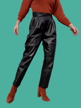 Charger l'image dans la galerie, Pantalon vintage Gwénaëlle - Cuir noir taille haute plissée en V. Taille M, 38, 40. Energy Cuir Paris